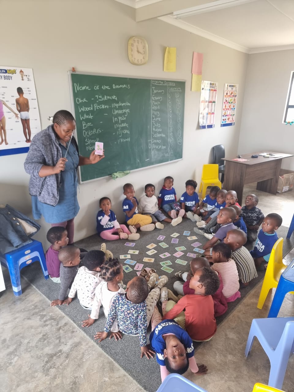A teacher teaching animals to 2 to 3 year olds
