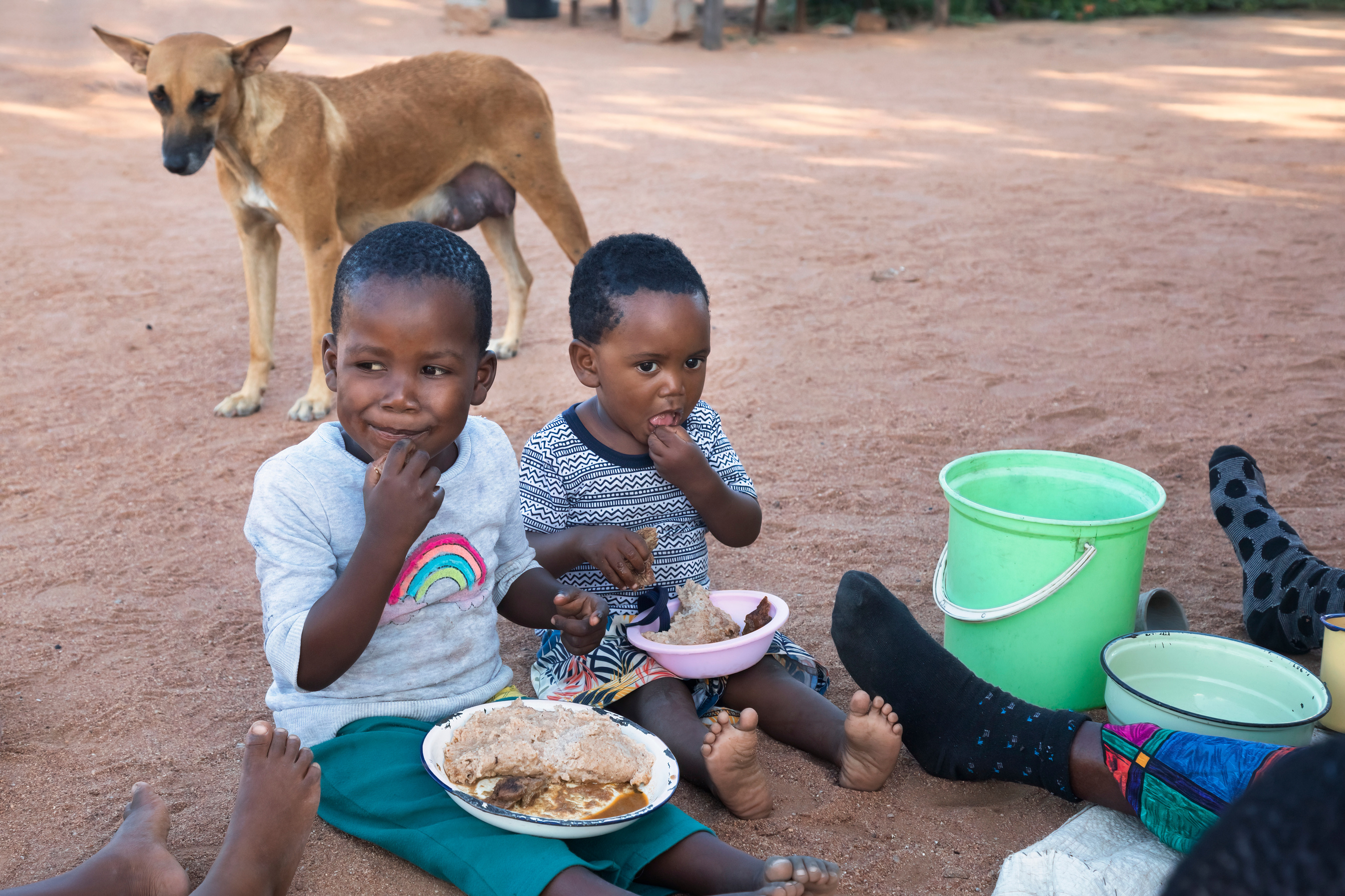 African children eating